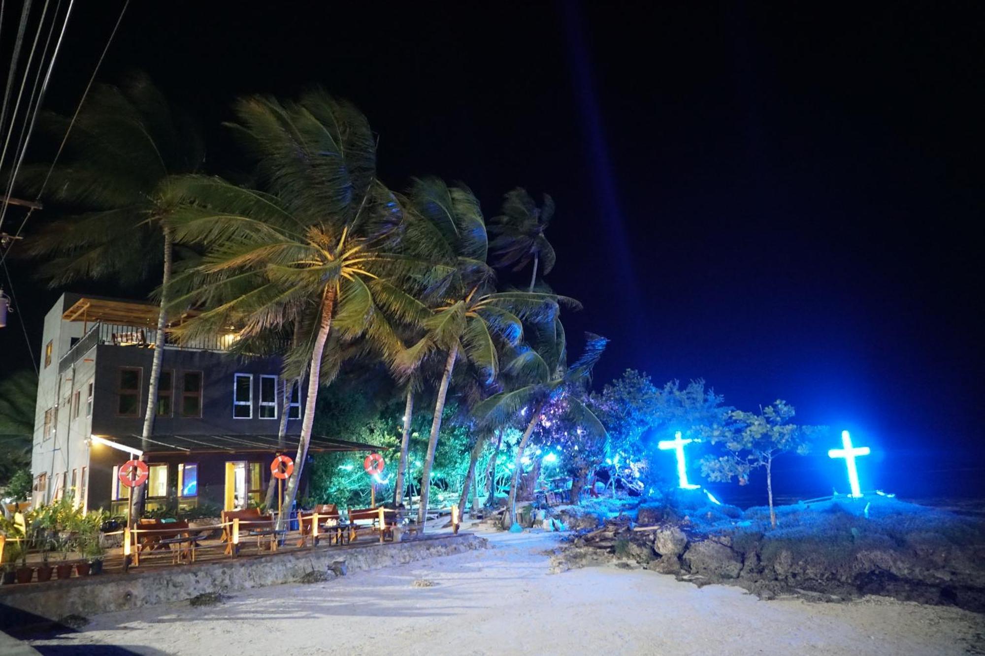 L Cafe Restobar & Lyn'S Guest House San Juan  Exterior photo